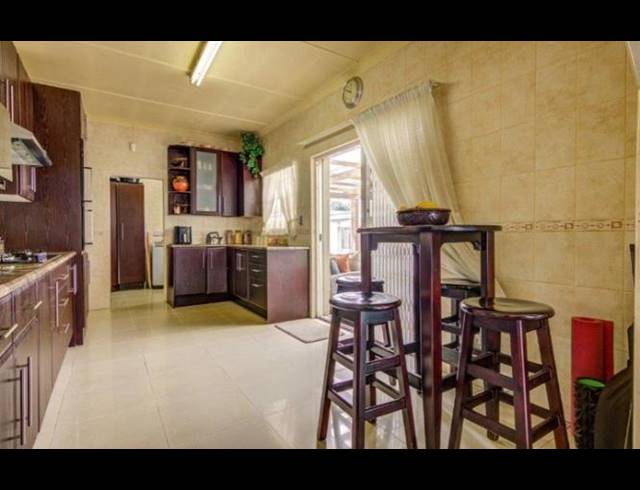 4 BEDROOM HOUSE FOR SALE IN KEMPTON PARK EXT 04